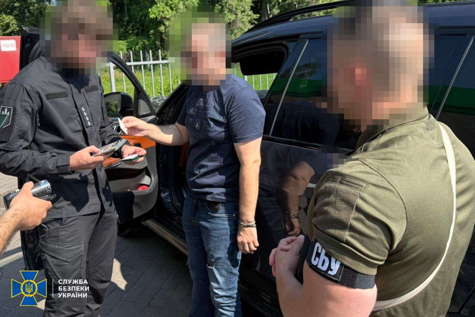 СБУ та ДБР викрили посадовців-мародерів